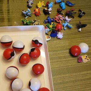 Pokemon Party Favors Set 12 Pokeballs & 24 Figures
